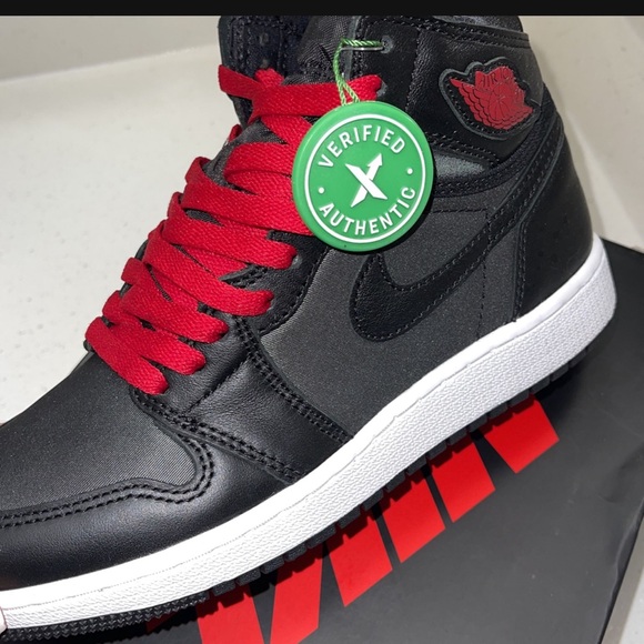 Jordan 1 Retro Black Satin - Picture 2 of 5